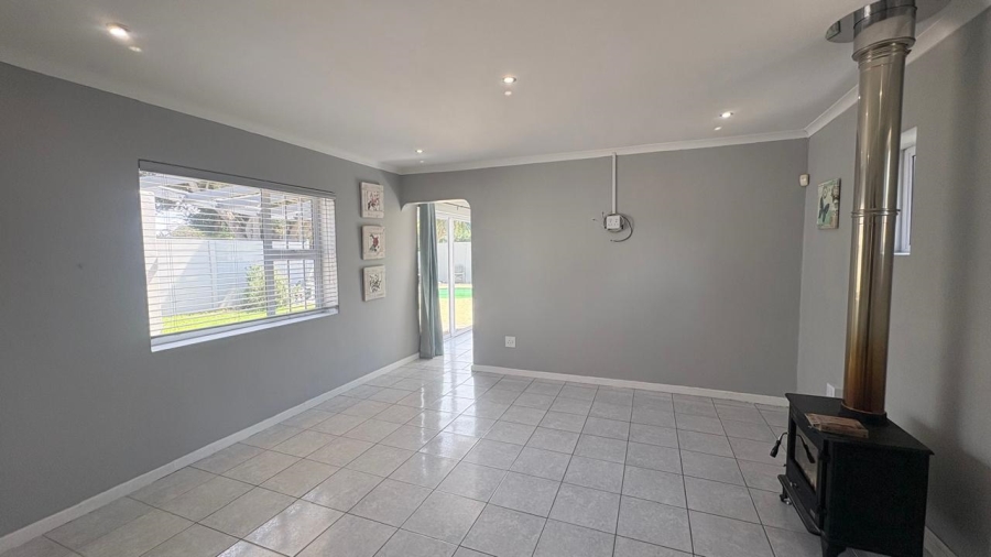 To Let 3 Bedroom Property for Rent in Capri Western Cape